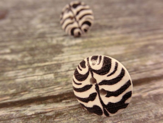 Preview: Zebra Holz Knopf Ohrstecker schwarz weiß Streifen